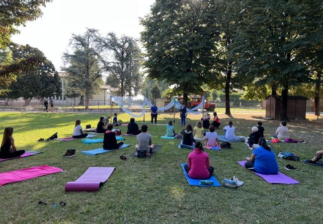 Pomeriggio-di-yoga-al-parco-con-la-Dott.ssa-Glenda-INcao.jpg