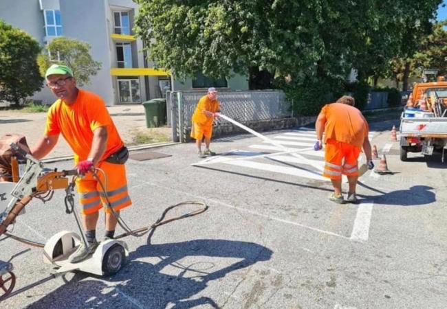 Segnaletica-stradale-orizzontale-di-fronte-all'Istituto-scolastico.jpeg