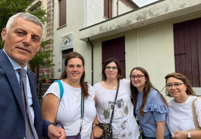 Sindaco-Massimo-Cavazzana-e-operatrici-Asilo-Nido.jpeg