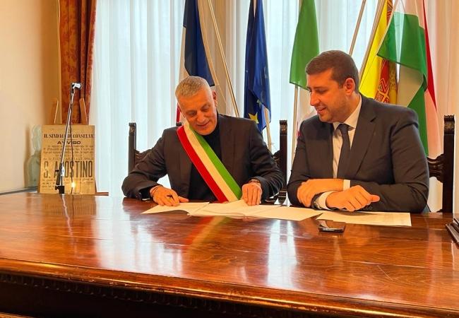 Sottoscrizione-documento-tra-i-Comuni-Aderenti-al-P.A.T.I.---Sindaco-di-Tribano,-Massimo-Cavazzana-e-Vicepresidente-della-Provincia-di-Padova-con-delega-all’Urbanistica,-Daniele-Canella.jpeg