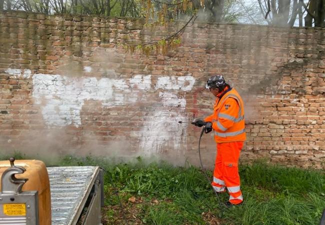 TRIBANO---pulizia-graffiti---operatori-ecologici.jpeg