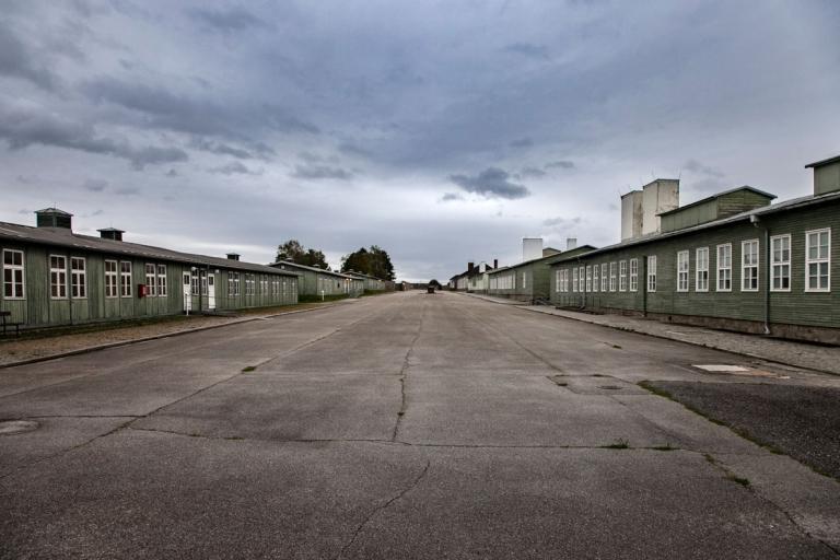Piazzale-dell-Appello-Tra-le-Baracche-dei-prigionieri-di-Mauthausen.jpg