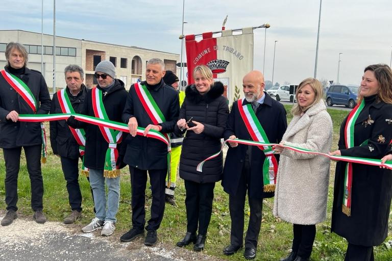 Taglio-del-nastro--Inaugurazione-rotatoria-di-Tribano.jpeg